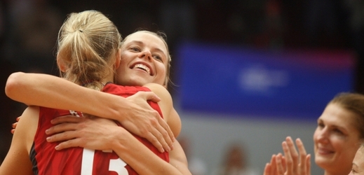 České basketbalistky se radují z výhry.