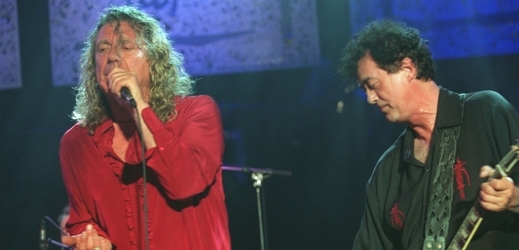 Zpěvák Robert Plant a kytarista Jimmy Page, členové někdejší legendární rockové skupiny Led Zeppelin (2001).