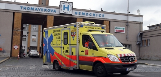 Záchranná služba před Thomayerovou nemocnicí v Praze 4 (ilustrační foto).