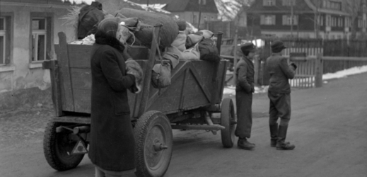 Momentka z odsunu německého obyvatelstva, československé  pohraničí, listopad 1945.