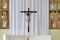 Oltář s vyobrazením Ježíše na kříži (ilustrační foto).