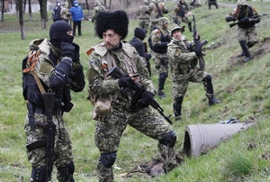 Ukrajinské vládní jednotky podporuje část kozáků.