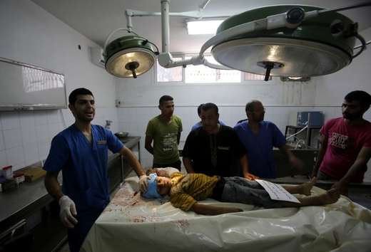 Oběti války. Dvanáctiletý chlape leží bez duše v nemocnici v Gaze.