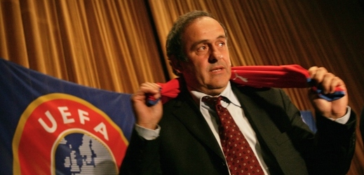 Michel Platini (na snímku) nebude kandidovat proti Seppu Blatterovi do čela Mezinárodní fotbalové federace FIFA.