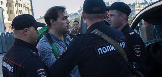 Demonstroval chvilku proti válce u zdí Kremlu.