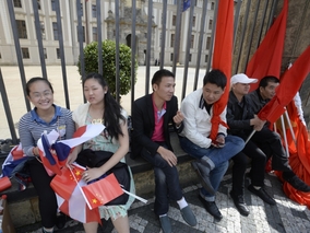 Desítky Číňanů naopak přišly diplomatickou delegaci přivítat.