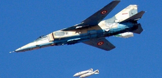 Syrský letoun bombarduje teroristy (ilustrační foto).