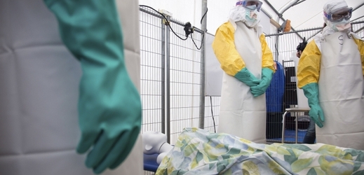Ukázka zacházení s nemocnými ebolou v Bruselu.
