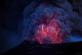 Výbuch sopky Eyjafjallajökull v roce 2010 paralyzoval leteckou dopravu nad půlkou Evropy.