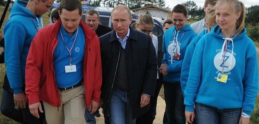 Putin mezi mládežníky.