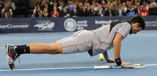 Novak Djokovič se na kurt za nepodařený úder k pobavení diváků někdy potrestá cvičením navíc.