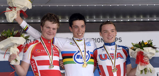 Ve věku osmnácti let zemřel belgický cyklistický talent Igor Decraene (uprostřed), úřadující juniorský mistr světa v časovce.