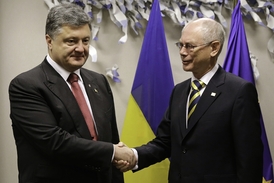 Ukrajinský prezident Petro Porošenko s předsedou evropské rady Hermanem Von Rompuyem.