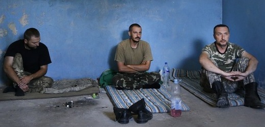 Zajatí ukrajinští pohraničníci u města Novoazovsk na jihovýchodě Ukrajiny.