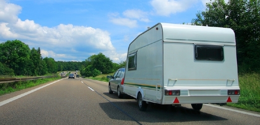 Odpojený karavan způsobil srážku dalších pěti vozidel, nikdo však nepřišel k úrazu (ilustrační foto).