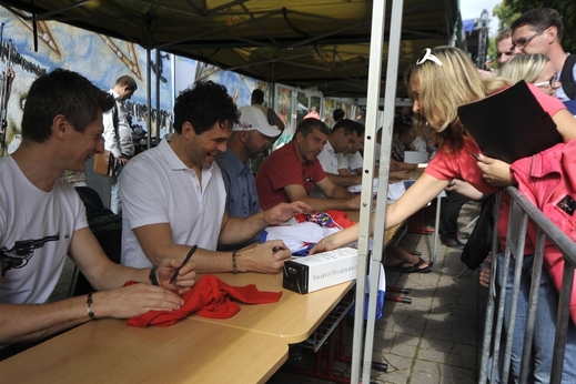 Druhý zleva je Jaromír Jágr při autogramiádě.