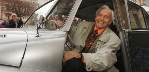 Legendární cestovatel Miroslav Zikmund kopie Tatry 87 (2007).