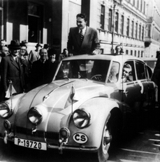 Vůz Tatra 87 a v něm Miroslav Zikmund (stojící) a Jiří Hanzelka (u volantu). Odjezd z Prahy z Opletalovy ulice, 22.4.1947.