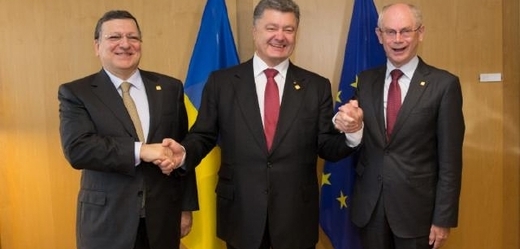 Příliš drahé spojenectví? Zleva Barroso, Porošenko a Rompuy.