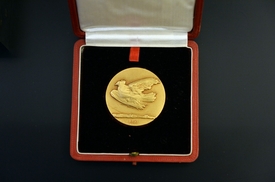 Zlatá medaile Mezinárodní ceny míru 1950 udělená Juliu Fučíkovi.