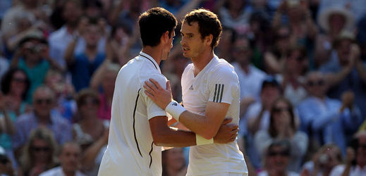 Murray s Djokovičem (vlevo) ve finále Wimbledonu v roce 2013.