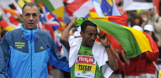Na startovní listině profesionálních běžců je i vítěz Pražského půlmaratonu z roku 2012 Atsedu Tsegay z Etiopie.