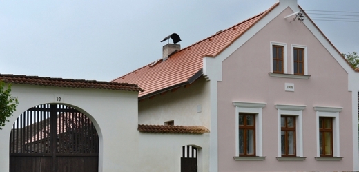 Stabilní střecha z klasických střešních tašek může sloužit i několik generací.