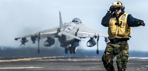 AV-8B Harrier II startuje k útoku na pozice IS (ilustrační foto).
