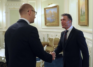 Premiér Jaceňuk (vlevo) a šéf NATO Rasmussen.