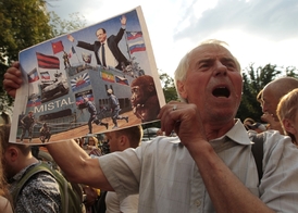 Protestující v Kyjevě s transparentem odsuzujícím prodej francouzské válečné lodi Rusku.