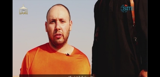 Záběr z videa vraždy novináře Stevena Sotloffa.