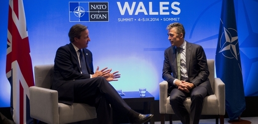 Britský premiér Cameron (vlevo) a šéf NATO Rasmussen na summitu NATO.