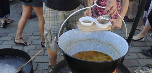 Polévka se bude vařit v šestnácti čtyřicetilitrových kotlích z Maďarska.