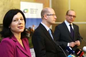 Věra Jourová a premiér Sobotka (uprostřed).
