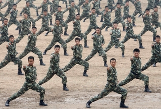 Čínské paramilitantní jednotky při hromadné šou.