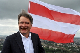 Primátor Roman Onderka s brněnskou vlajkou.