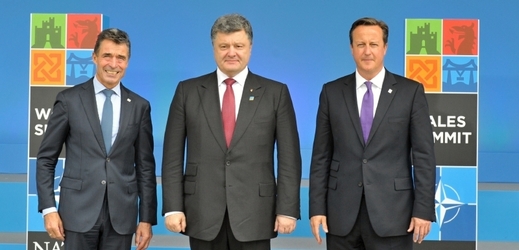 Šéf NATO Rasmussen, prezident Porošenko a premiér Cameron na summitu NATO.
