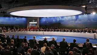 Plenární sál summitu NATO.