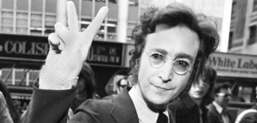 K vraždě Johna Lennona fanouškem Markem Chapmanem se vrátí brněnské divadlo Husa na provázku (ilustrační foto).