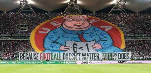 Transparent, kterým fanoušci kritizovali UEFA, a za který klub zaplatí pokutu 2 miliony.