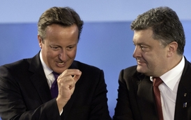 Britský premiér David Cameron (vlevo) hovoří s ukrajinským prezidentem Porošenkem.