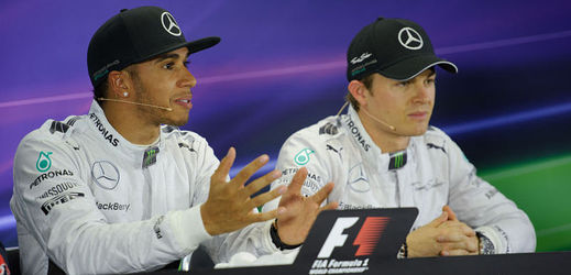 Piloti stáje Mercedes zleva Lewis Hamilton a Nico Rosberg udělali za kolizí v Belgii tlustou čáru.