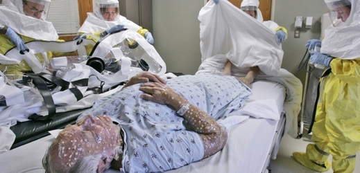 Lékaři v Nebrasce nacvičují zacházení s pacienty postiženými ebolou.