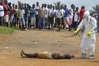 Postřik těla muže, kterého usmrtila ebola, je pro místní divadlem (Libérie).