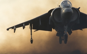 Islamisty bombardují i americké letouny Harrier.