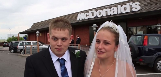 Asherovi oslavili svůj sňatek v bristolském McDonaldu. Bez alkoholu.