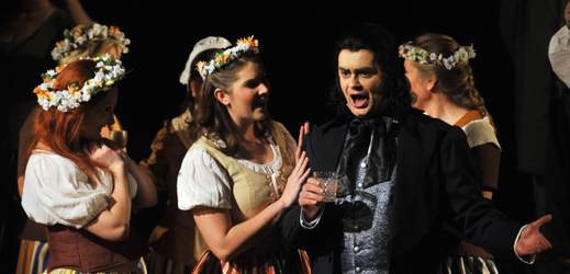 Moravské divadlo v Olomouci rozšíří herci ze zahraničí. Na snímku záběr z operety Franze Lehára Paganini.