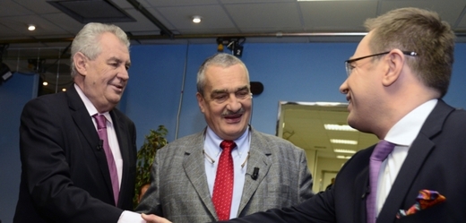 Prezident Miloš Zeman a Karel Schwarzenberg, v té době ještě prezidentští kandidáti. Vpravo je moderátor Václav Moravec.