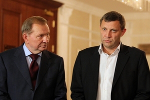 Alexander Zacharčenko (vpravo), šéf rebelů v Doněcku, a ukrajinský exprezident Leonid Kučma na jednání v Minsku.