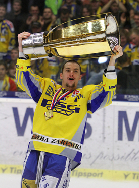 Petr Holík s mistrovským pohárem z posledního ročníku.